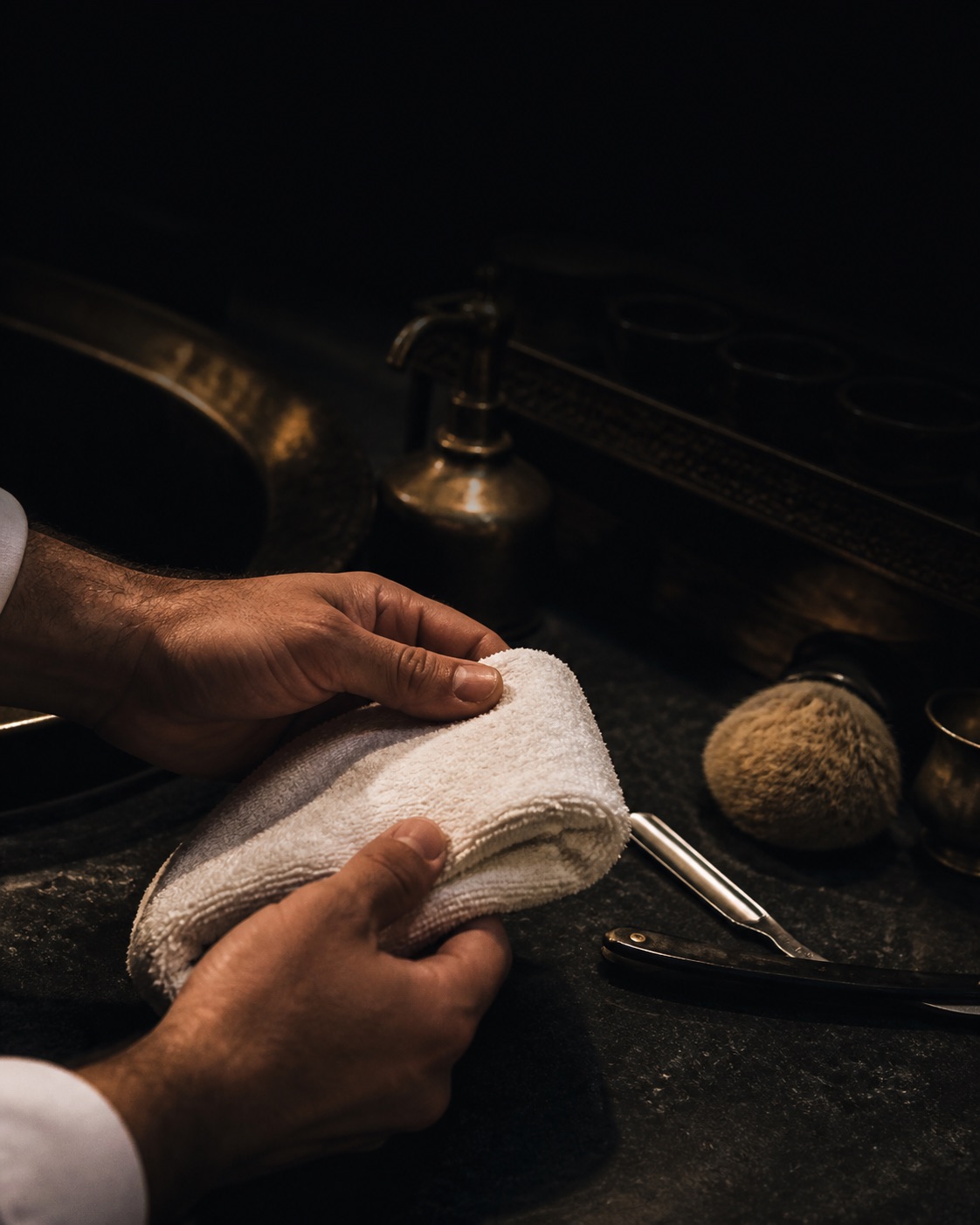 Toalha quente e instrumentos em uma cena genérica de barbearia